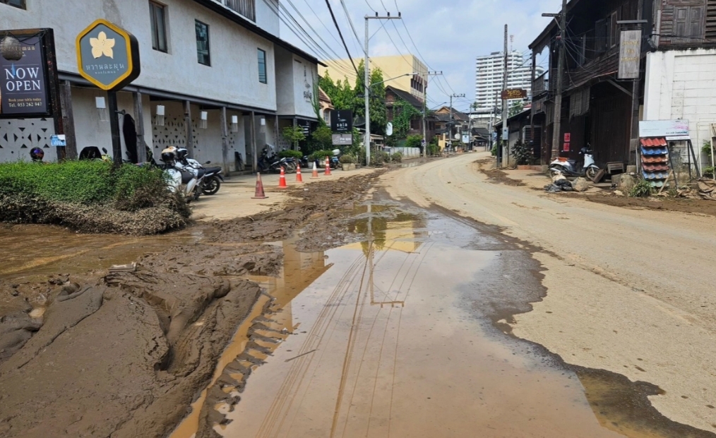 “清迈市政府”封闭9条道路，加快清洁工作。垃圾散发出腐臭味后.png