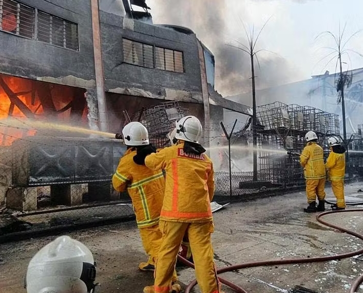 马来西亚新闻：柔佛振林山化学厂大火引发“化学雨”，居民生活受影响