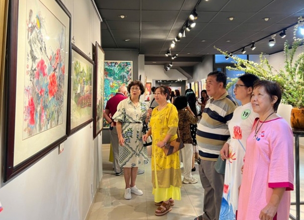 华人画家参加庆妇女节美术展.png